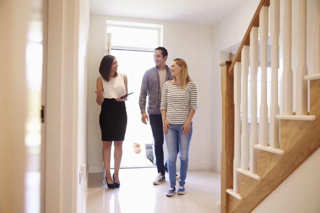 real-estate-agent-with-couple